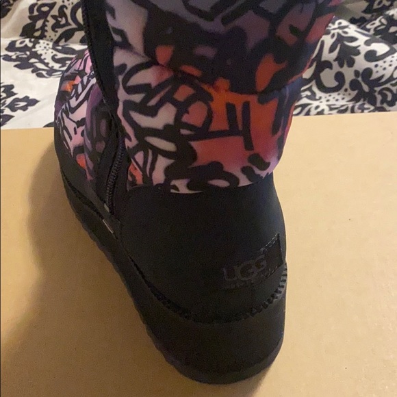 UGG Graffiti Boots - Picture 4 of 5